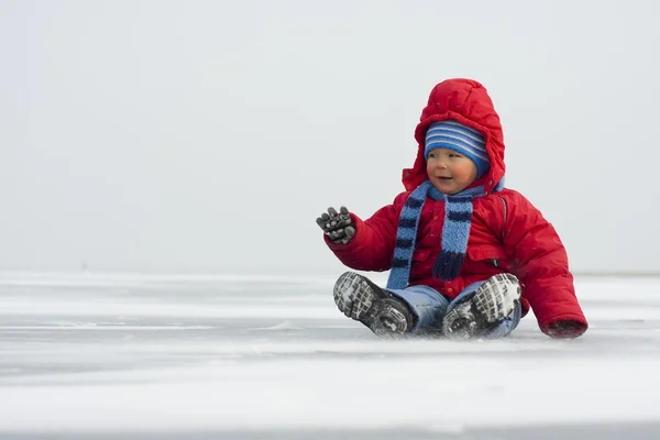 在冬天在冰上的小男孩 — 图库照片