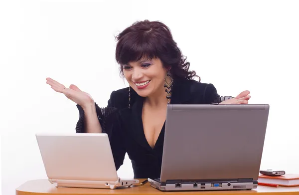 女人，在白色背景上的两台笔记本电脑 — 图库照片