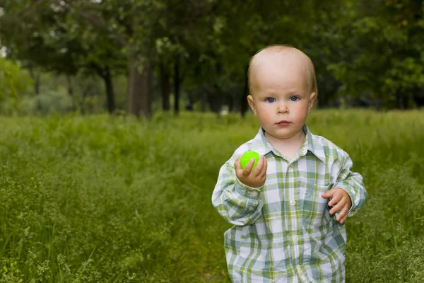 Kid in grass — Stock Photo, Image
