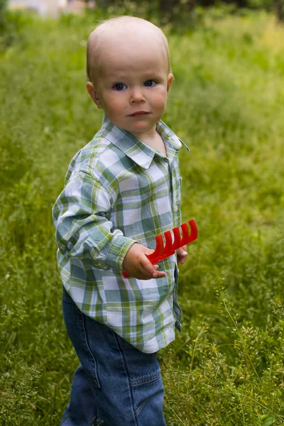 草の中の子供します。 — ストック写真