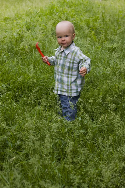 Kid in grass — Stock Photo, Image