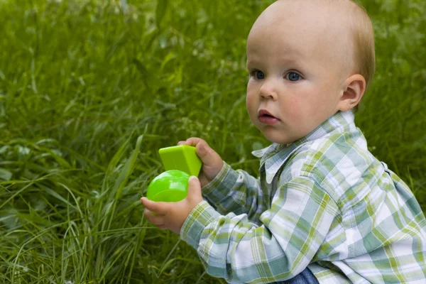 Kid i gräs — Stockfoto