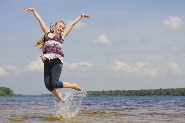 Meisje springen in water — Stockfoto