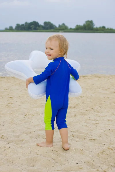 Niño de 2 años jugando cerca del agua —  Fotos de Stock