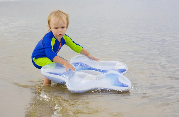 Das Kind, das zu Wasser spielt — Stockfoto