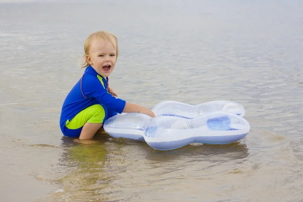 Der kleine Junge spielt am Wasser — Stockfoto