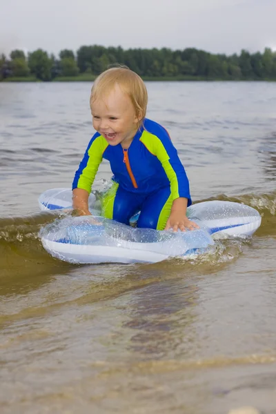 Il bambino gioca vicino all'acqua — Foto Stock