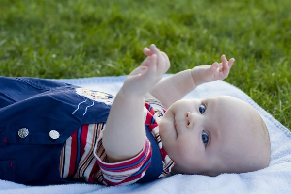 Bebé se acuesta en una espalda —  Fotos de Stock