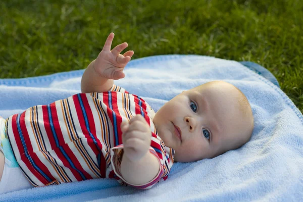 Baby ligt op een rug — Stockfoto