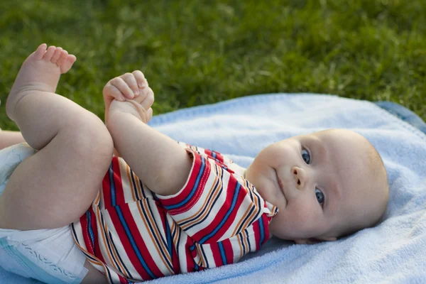 Baby liegt auf dem Rücken — Stockfoto