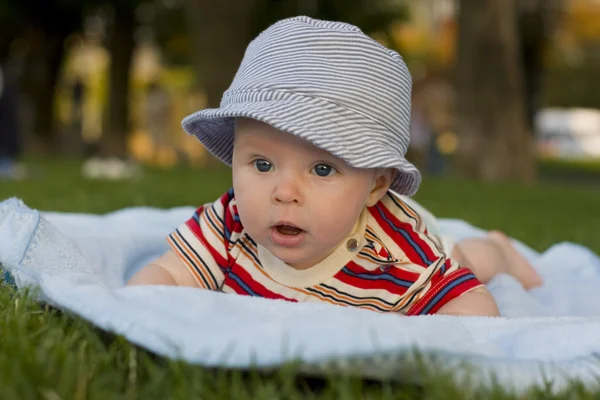 Kid ligt op een buik — Stockfoto