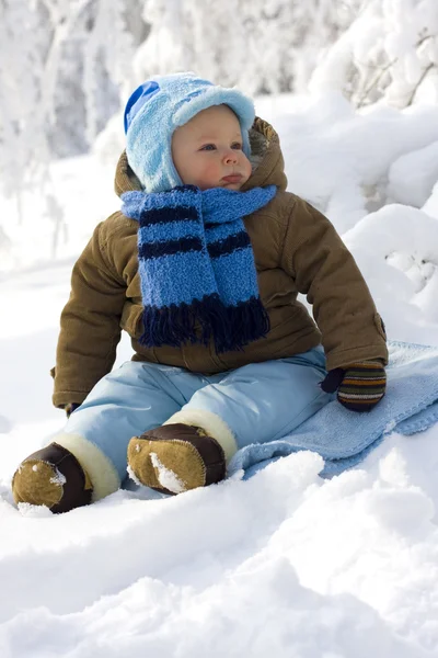 Bebê no inverno na neve — Fotografia de Stock