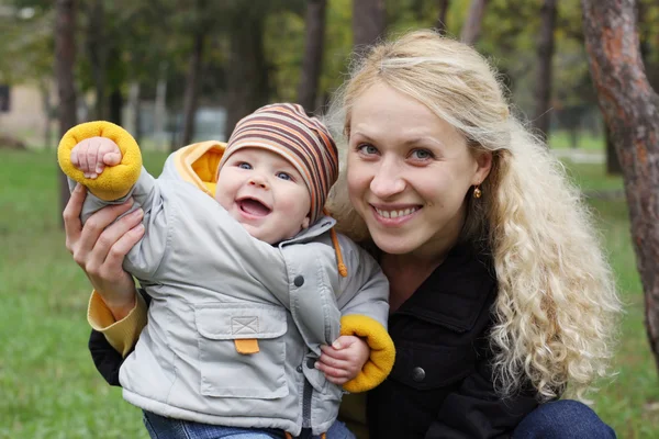 Mama z dzieckiem w parku — Zdjęcie stockowe