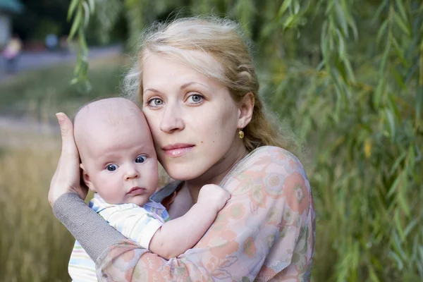 Genç anne-bebek ile sarışın — Stok fotoğraf