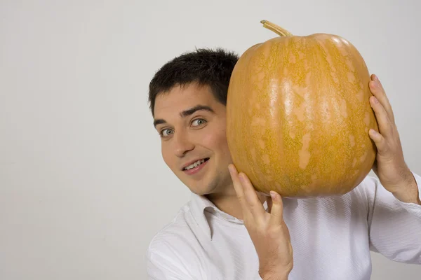 Portret van de man met een pompoen — Stockfoto