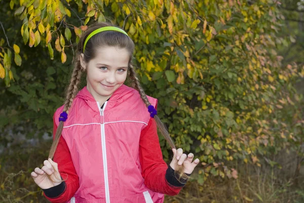 Portret van de lachende mooi meisje met spikkels — Stockfoto