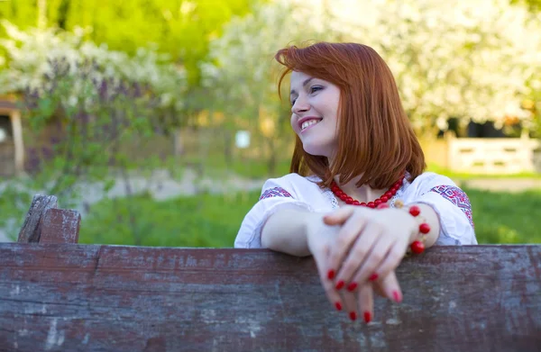 Porträtt av den vackra rödhåriga ukrainska utomhus — Stockfoto
