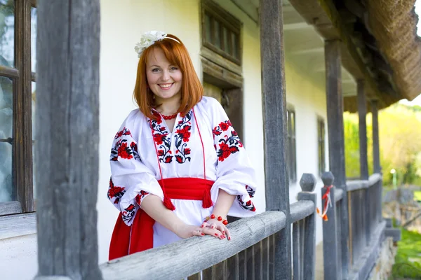 Porträt des Ukrainers in der Nähe des Hauses im Dorf — Stockfoto