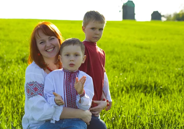 Mère heureuse avec deux fils à l'extérieur — Photo