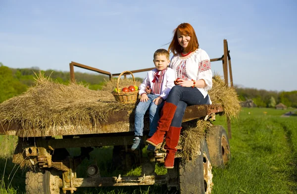 Familj porträtt på en vagn med hö — Stockfoto