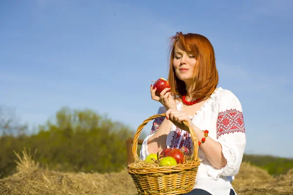 Beautiful girl eats apple — Stock Photo, Image