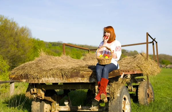 Beautiful girl eats apple — Stock Photo, Image