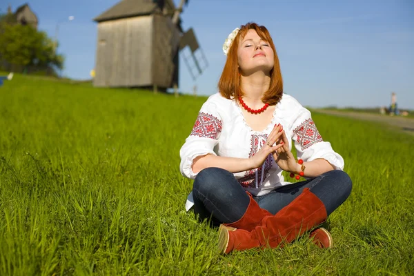 Menina bonita em uma pose de meditação — Fotografia de Stock