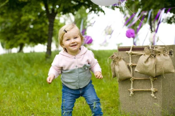 Grappig meisje dansen op het gras — Stockfoto