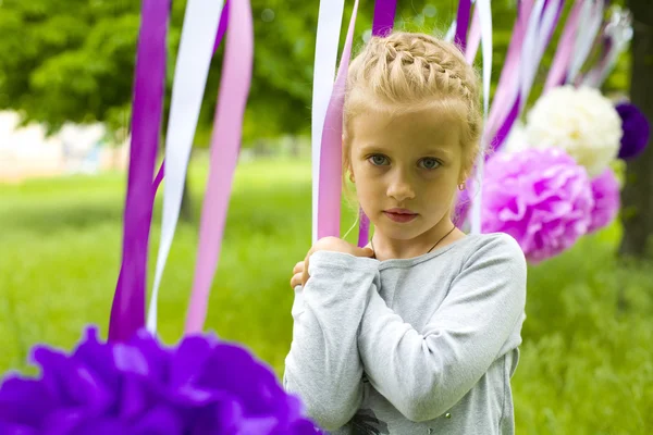 Retrato de una hermosa niña de cinco años en el parque de verano — Foto de Stock