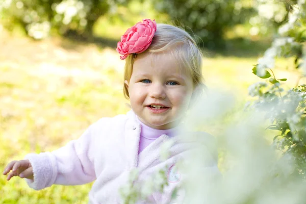 Portrait de la petite fille riante en plein air — Photo