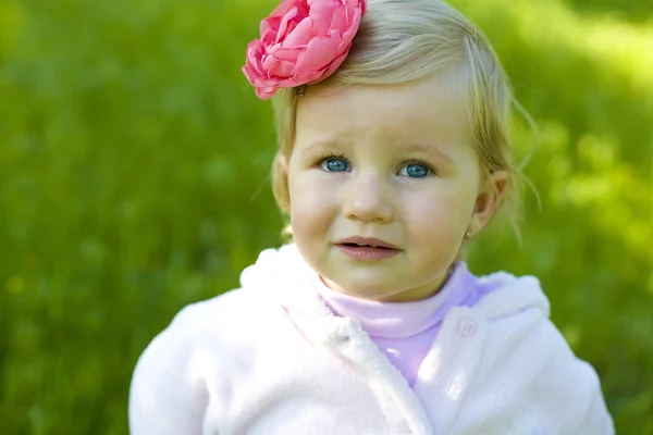 Retrato de la niña hermosa — Foto de Stock