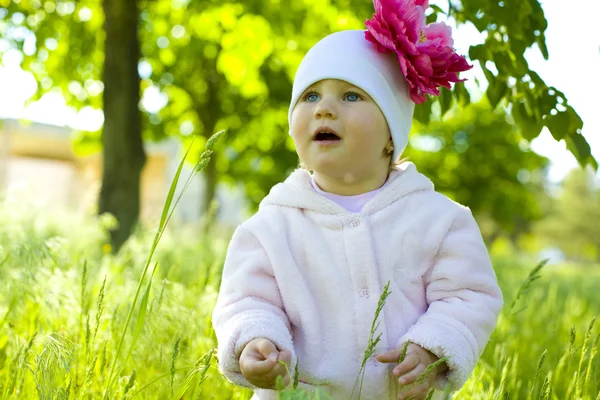 Porträt eines kleinen einjährigen Mädchens — Stockfoto