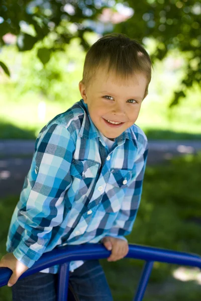 Portret van jongen van vijf jaar buiten — Stockfoto