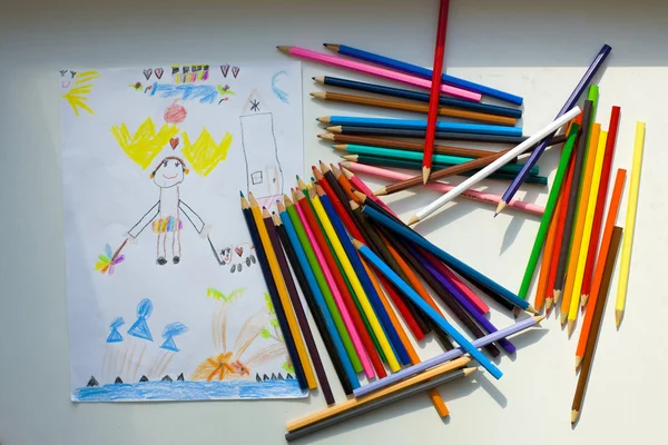 Beş yaşındaki çocuk renkli kalemler komik çizim — Stok fotoğraf