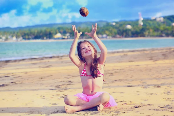 Girl throws coconut — Stock Photo, Image