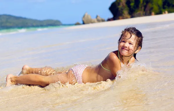 Dziewczyna kąpie się w morzu — Zdjęcie stockowe