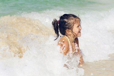 baby badend in de zee