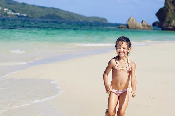Девушка бежит вдоль пляжа — стоковое фото