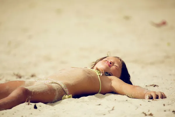 Baby sover på stranden – stockfoto