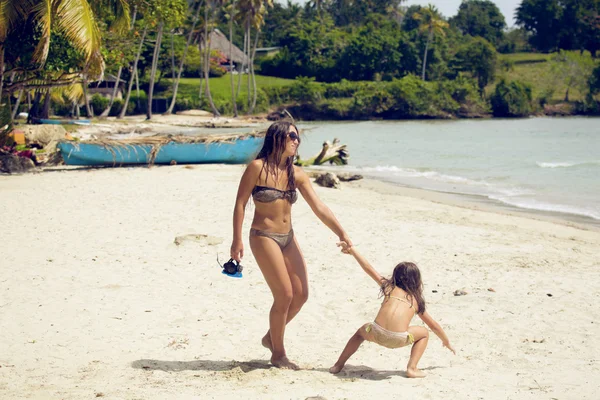 Mor og datter på stranden – stockfoto