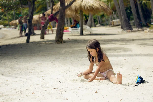 Kind spelen op het strand Rechtenvrije Stockafbeeldingen