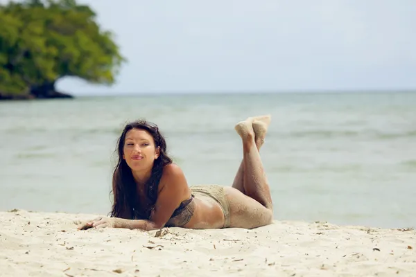 Mujer en la playa —  Fotos de Stock