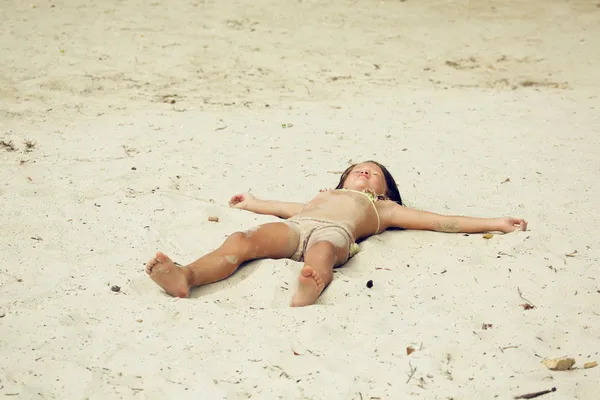 Chica durmiendo en la playa Imagen De Stock