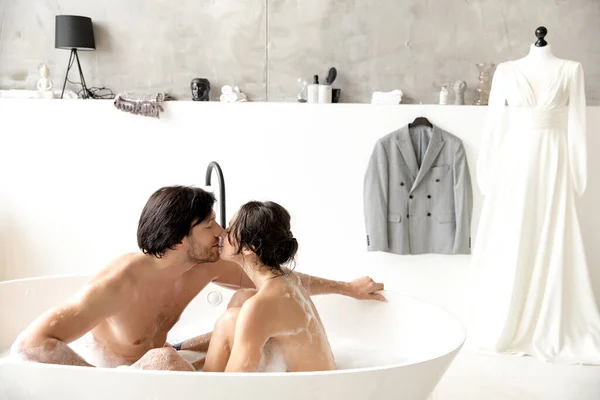 Молода пара цілується у ванній, романтичне побачення. Любляча пара разом . — стокове фото