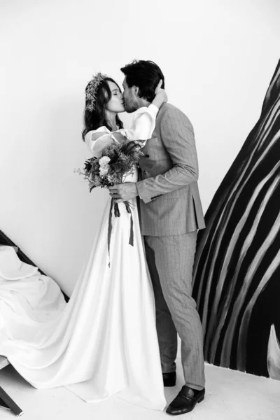 Casamento lindo jovem casal beijando. Foto em preto e branco — Fotografia de Stock