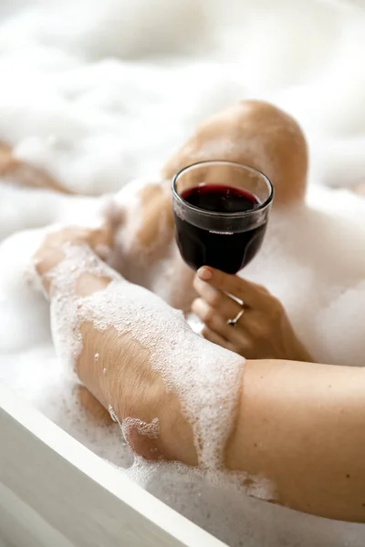 Elinde Bir Bardak Şarapla Erkek Arkadaşıyla Köpük Banyosunun Tadını Çıkaran — Stok fotoğraf