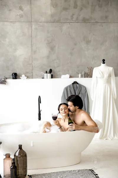 Sevgili Çift Banyoda Birlikte — Stok fotoğraf