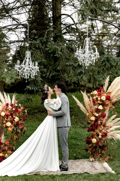 Stylish Young Couple Love Kissing Wedding Ceremony Holiday Background Nature — Fotografia de Stock
