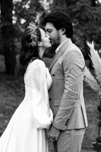 Casal Lindo Estão Beijando Cerimônia Casamento Floresta Atmosférico Preto Branco — Fotografia de Stock