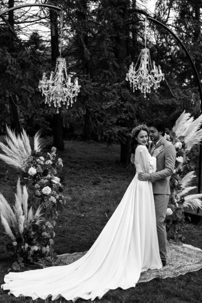 Casal Bonito Abraçando Cerimônia Casamento Fundo Floresta Tiro Preto Branco — Fotografia de Stock